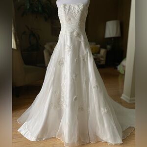 David’s Bridal Embroidered Organza Gown With 3D Floral Details sz 6